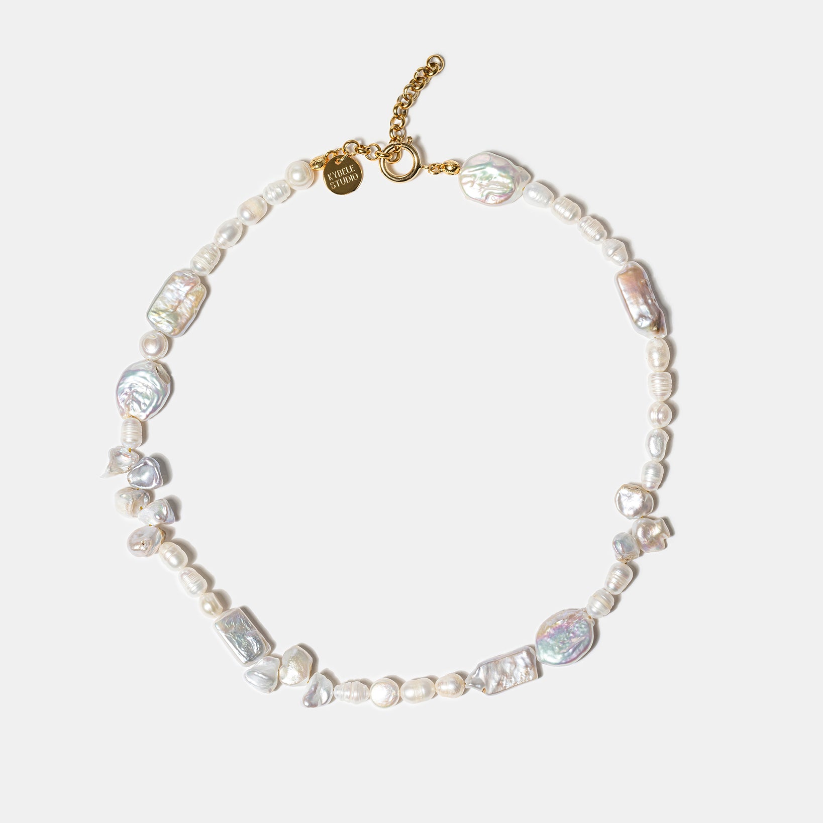 Minimal pearl necklace with gold clasp
