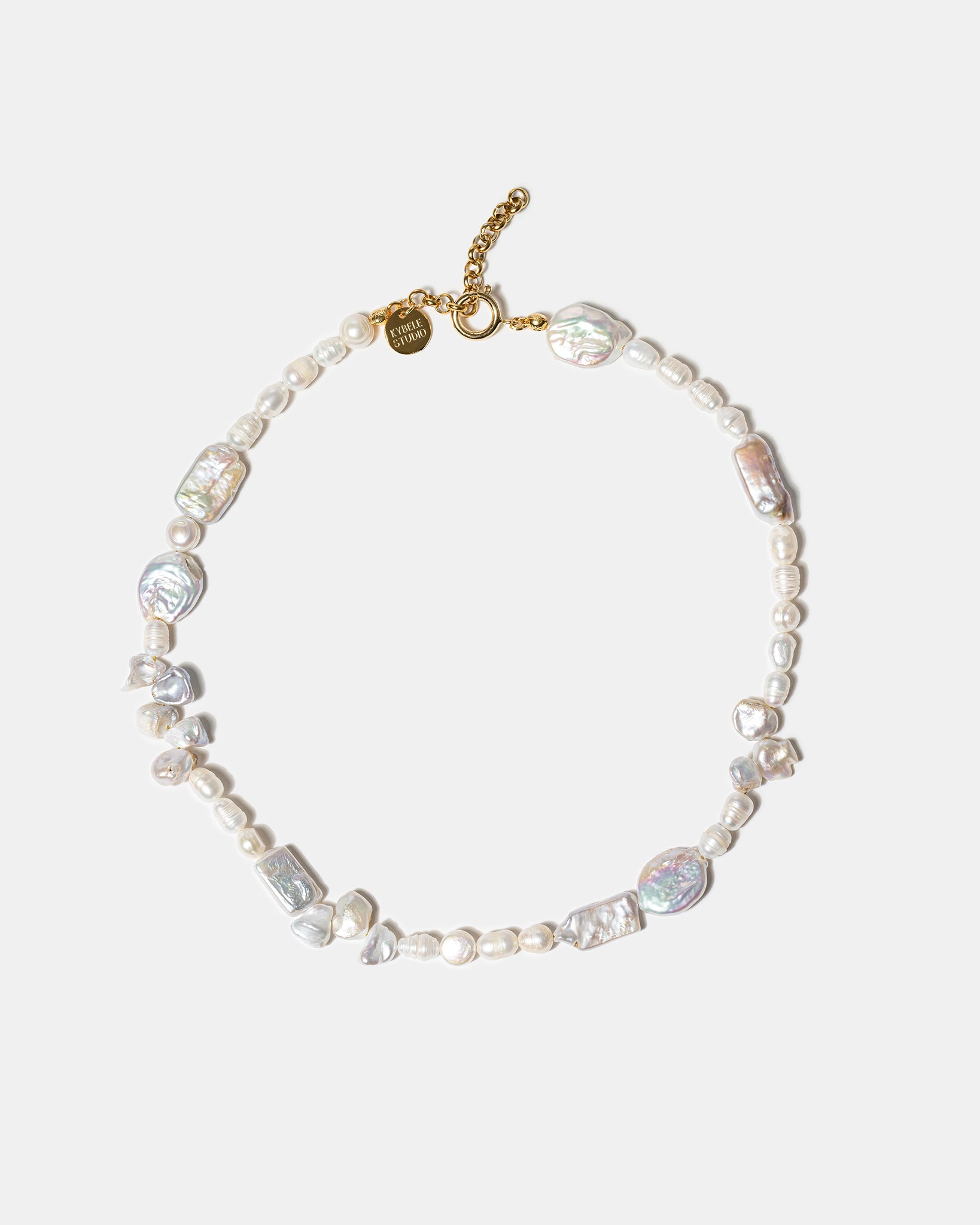 Minimal pearl necklace with gold clasp