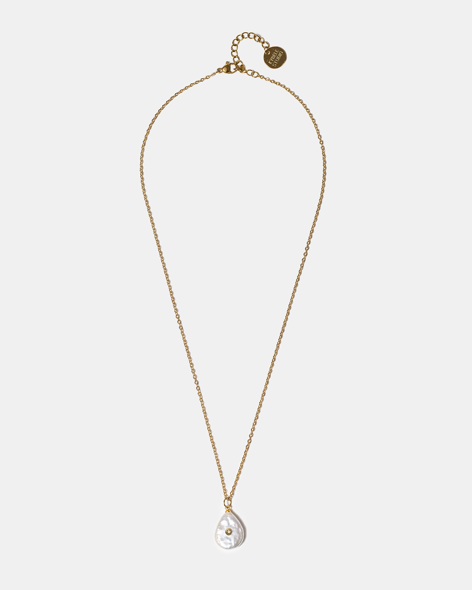 Fine gold chain necklace with pearl pendant
